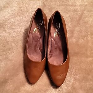 Aerosoles heelrest 3 inch pump in brown.  Size 8.5.